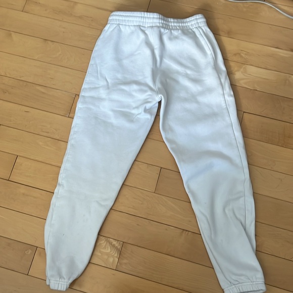 Aritzia cozy fleece boyfriend fit white size small joggers. Amazing condition! - Picture 4 of 4